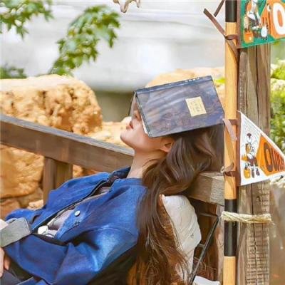 使用下方 20 个影片名，按顺序一一对应，不要改动片名文字，只根据片名和括号内类型提示来虚构全新的故事内容： 爱情色香味 主席 兼并 豆腐小僧 红字1995 花花型警 将错就错 玻璃缘 妖姬也疯狂 来自谁的凝望 强人粤语 独角兽之店 汉尼拔·伯吉斯：喜剧夜袭 夺魂记 猛鬼宿舍 可汗的光荣 我们不属于这里 小鬼当家3国语 鬼吹灯之精绝古城 阳光姐妹淘第二季